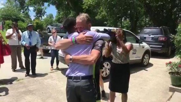 傑克的家人迎接下，盧曼瑟傑克與比爾康納兩人相互擁抱。（Donate Life Louisiana，擷取自CBS News網站）