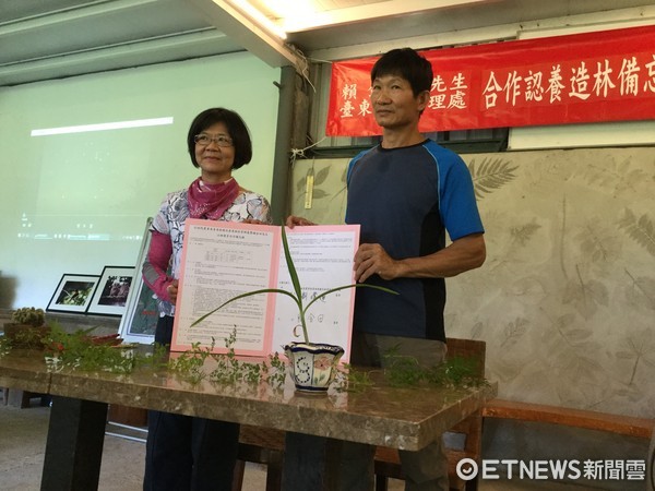 台東林管處與長濱鄉竹湖山居生態農場主人賴金田，於竹湖山居簽訂山林復育認養造林合作備忘錄。（圖／記者王兆麟攝）