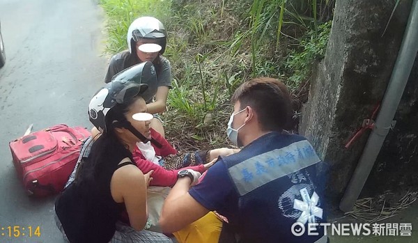 婦車禍頭部撕裂傷倒地　路過護理系女大生幫止血陪送醫（圖／嘉義市消防局提供）