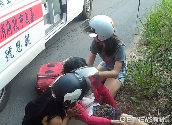 婦車禍頭部撕裂傷倒地　路過護理系女大生幫止血陪送醫（圖／嘉義市消防局提供）