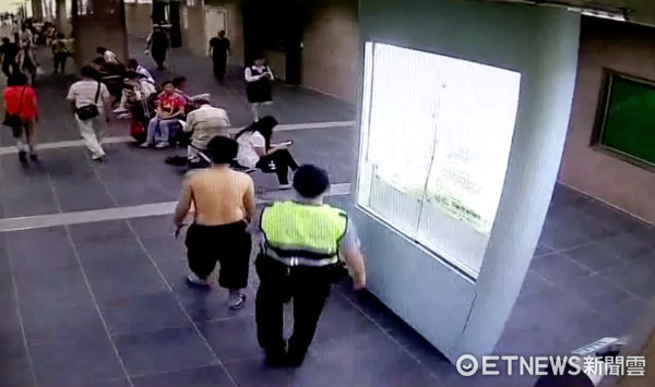 ▲機場捷運台北站發生男子隨機毆人，隨即遭警方逮捕。（圖／記者張曼蘋翻攝）
