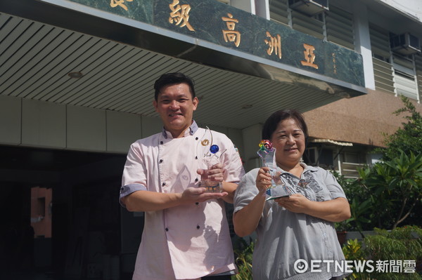 ▲台南市亞洲餐飲學校餐飲科彭聖傑老師、調酒社指導老師袁明琦組長，獲兩項教育人員最高榮譽獎，全校師生同感榮耀。（圖／亞餐提供）