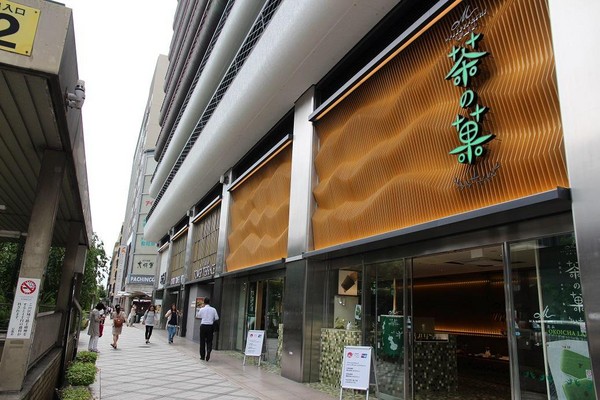 店內外觀採取日本町家的格子窗造型設計。