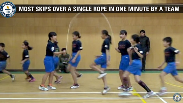日本小學生「高速火車過山洞」跳繩　1分鐘225下破金氏紀錄。（圖／翻攝自YouTube Guinness World Records）
