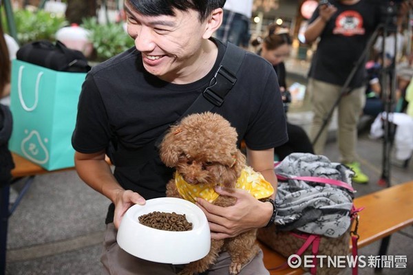 「客製化」飼料有適口性確認服務，狗狗不愛吃還可以退費。（圖／陪心寵糧臉書）