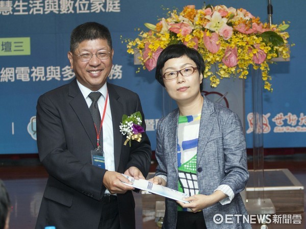 ▲新媒體衝擊，CCTF執行長王鴻紳（左）向文化部次長丁曉菁（右）提出政策建言白皮書。（圖／CCTF提供）