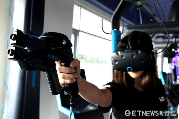 ▲▼全台灣最大、佔地超過250坪的虛擬實境體驗館—VR Formula（VR方程式），預計7月1日正式開幕，VR射擊體驗「生存之戰」。（圖／記者黃士原攝）
