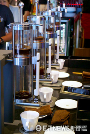 ▲▼  伯朗咖啡精品概念店，引進steampunk咖啡機。（圖／記者徐恩樂攝）