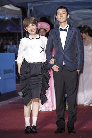 魏如萱2016年曾憑著戲劇《曖昧時代》入圍金鐘獎最佳新演員，盛裝打扮牽著導演安邦出席典禮。