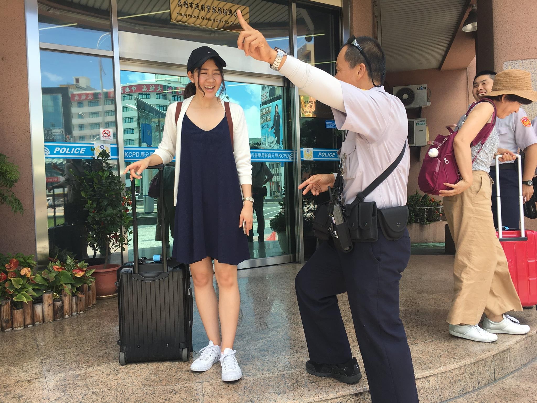 高雄市新興分局巡佐歐任辛日文超流利，幫助迷路的日本女遊客。（圖／高雄市新興警分局）