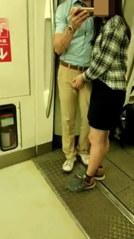 一對男女在高雄捷運車廂內互摸。（圖／翻攝「爆料公社」臉書社團）