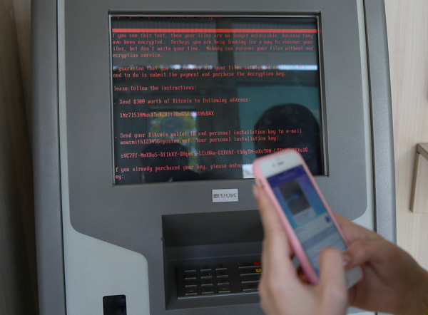 ▲▼全球勒索病毒網攻再起，烏克蘭一間銀行的提款機停擺。（圖／路透社）