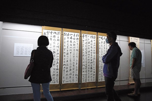 于右任書法特展吸引許多愛好者前往參觀,但有人指出一半以上大有問題。