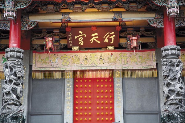 貴為近現代書法大師的于右任非常平易近人,廟宇商號求字,他都大方揮毫。