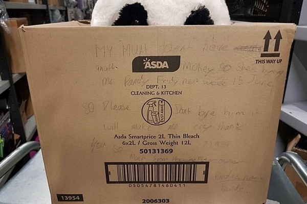 ▲▼里昂留下訊息，希望大家不要買走他喜歡的熊貓。（圖／翻攝自推特asda）