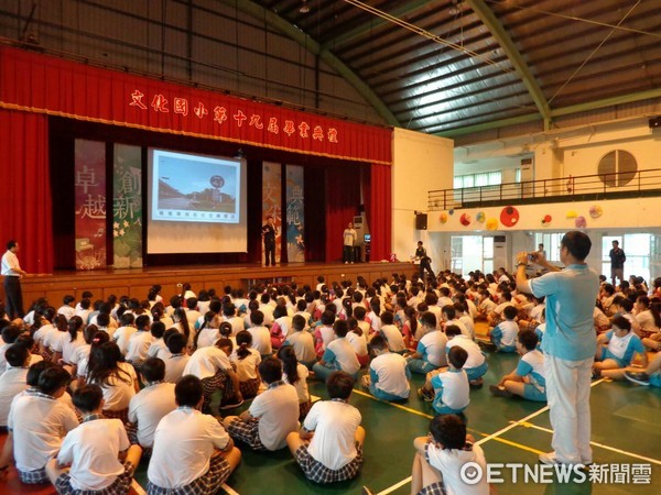 ▲暑假即將開始，台南市警歸仁分局，為防制交通事故發生，派交通宣導團前往轄區內學校、樂齡中心宣導。（圖／警方提供）