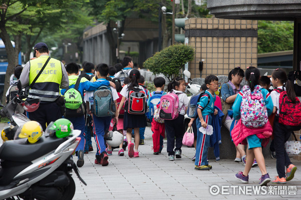 ▲▼學生上下學,路隊,警察,學童,小學放學,小學生,校園安全,教育,國小（圖／記者季相儒攝）