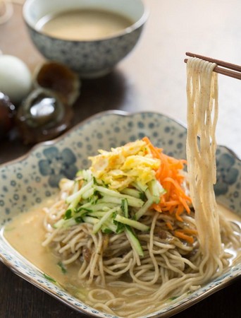 「芝麻皮蛋全麥涼麵」有芝麻醬的濃香、醋醬的酸溜、皮蛋醬的香鹹，味覺層次很豐富。（55元／份）