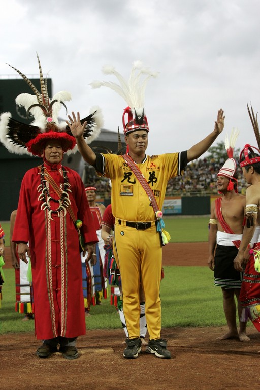 王光輝引退極高禮遇勇士扛肩進場 大頭目親授極高榮譽頭飾 ETtoday運動雲 ETtoday新聞雲