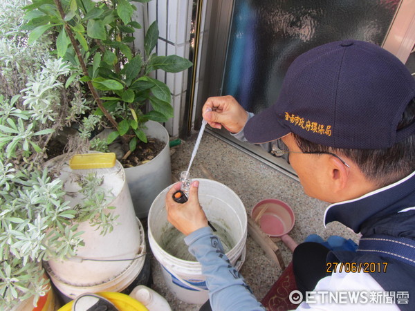 ▲台南市政府加強稽核陽性孳生容器，一旦發現即依法告發。（圖／市府提供）