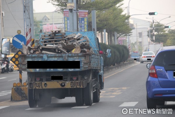 ▲台南市環保局加強稽查柴油車輛，並呼籲應主動接受排煙檢測，並儘速取得自主管理標章。（圖／環保局提供））