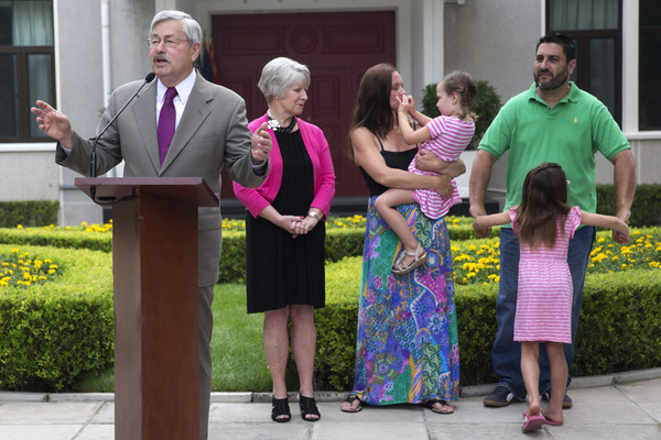▲▼新任美國駐中國大使布蘭斯塔德（Terry Branstad）抵達北京。（圖／美聯社）