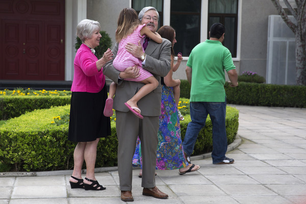 ▲▼新任美國駐中國大使布蘭斯塔德（Terry Branstad）抵達北京。（圖／美聯社）