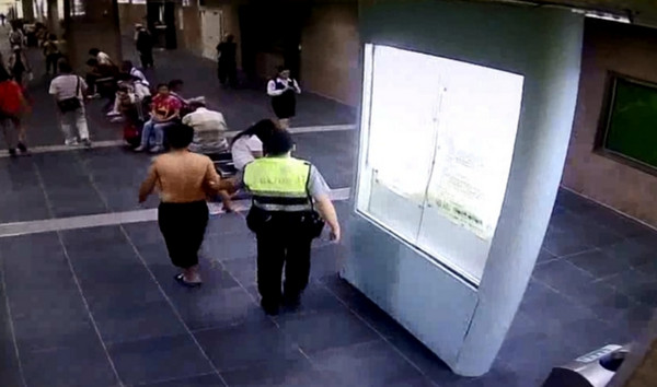 警方最後在台北車站大廳逮補吳男。