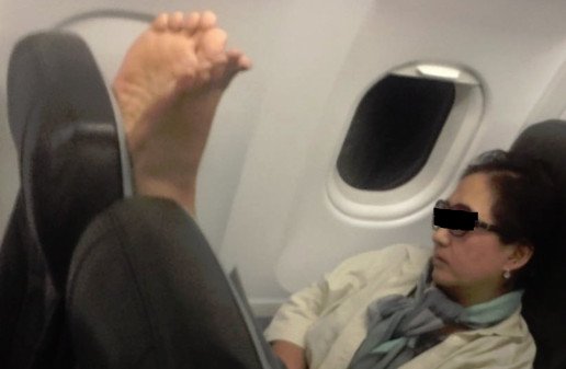 ▲香港一名女網友生氣的發文表示，自己在飛機上熟睡卻被韓國大媽拍醒，竟然只是因為對方想「晾腳」！（圖／翻攝自臉書。）