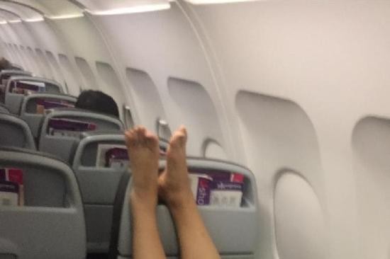 ▲香港一名女網友生氣的發文表示，自己在飛機上熟睡卻被韓國大媽拍醒，竟然只是因為對方想「晾腳」！（圖／翻攝自臉書。）