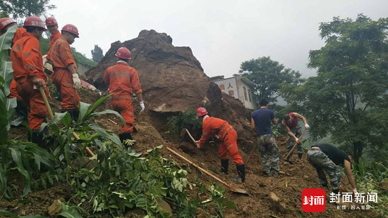 ▲▼四川村民被50噸巨石砸中。（圖／翻攝自《封面新聞》）