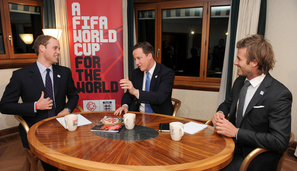 ▲威廉王子(左)與前首相卡麥隆涉入爭奪世足賽主辦權醜聞。圖為兩人2008年在蘇黎世飯店套房內會面時的畫面。最右為英國足球金童貝克漢。(圖／達志影像／美聯社)