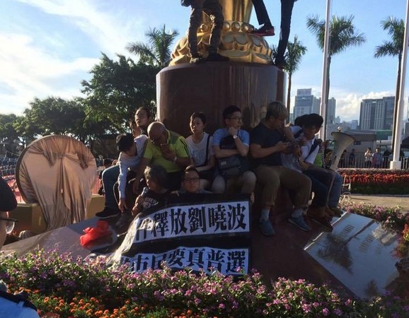 ▲▼鐵鍊纏腰，香港28日再度發起「黑紫荊行動」。（圖／翻攝臉書「香港眾志 Demosistō」）
