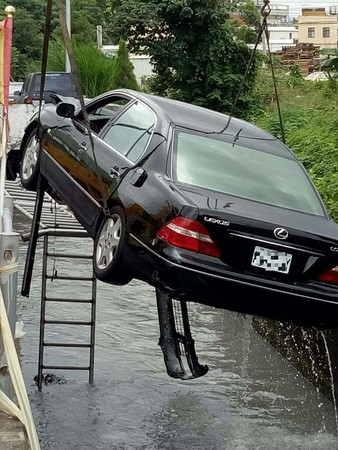 ▲▼神岡「三寶姨」想洗車？開300萬Lexus衝進大圳…神車變潛艦。（圖／翻攝《台灣新聞記者聯盟訊資訊平台》）