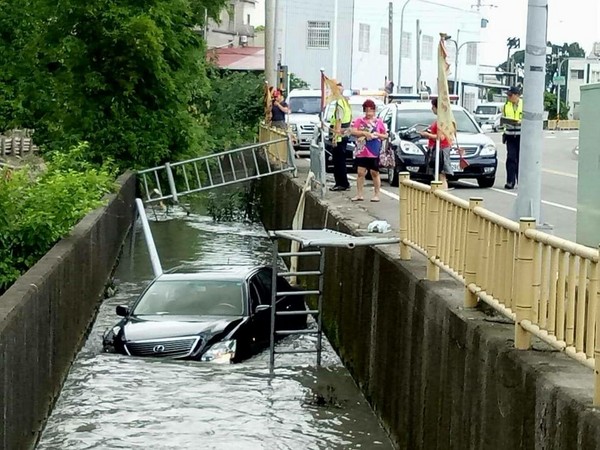 ▲▼神岡「三寶姨」想洗車？開300萬Lexus衝進大圳…神車變潛艦。（圖／翻攝《台灣新聞記者聯盟訊資訊平台》）