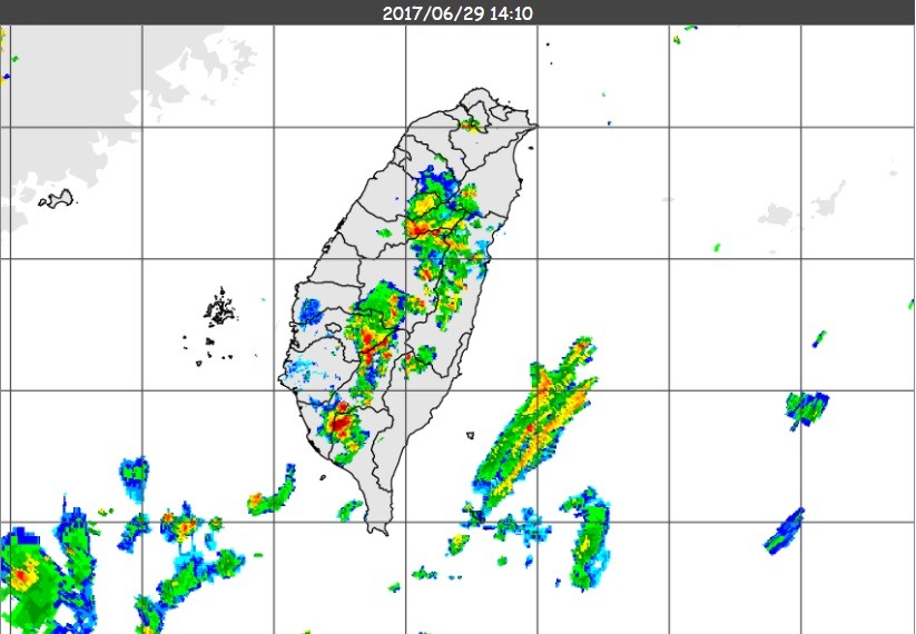 ▲對流旺盛，氣象局針對14縣市發布大雨特報。（圖／中央氣象局）