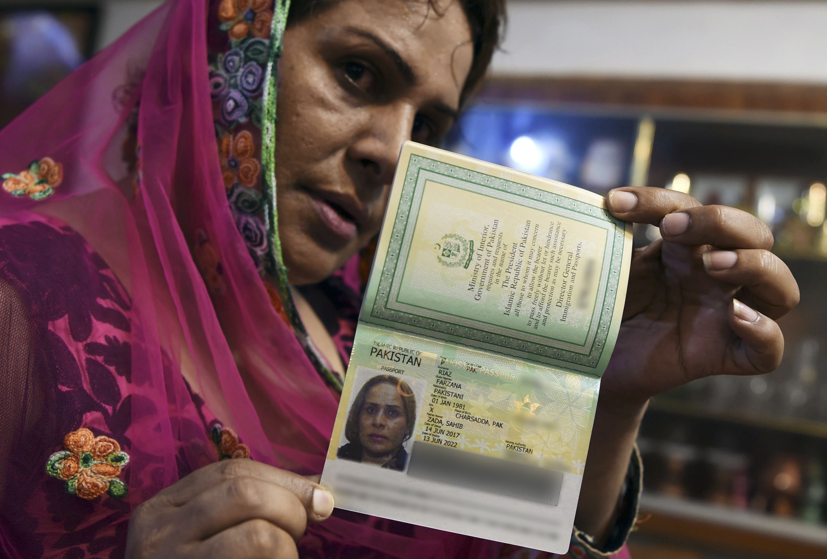 ▲▼巴基斯坦首張「第三性護照」 性別欄上寫「X」。（圖／CFP）