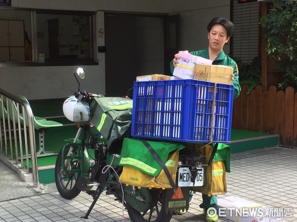 ▲中華郵政郵差送貨。（圖／記者賴文萱攝）