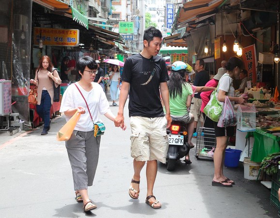 來台灣追創業夢的香港7年級夫妻擋潘煜熹（右）、陳玉香（左），認為台灣縱使房價高，但至少買房有希望。