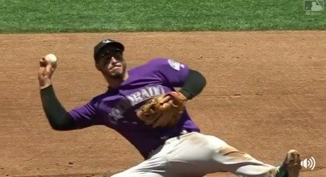 ▲洛磯隊三壘手亞瑞納多（Nolan Arenado）躺著傳球。（圖／翻攝自MLB Taiwan 美國職棒大聯盟粉絲專頁）