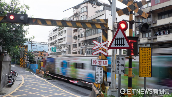 ▲台鐵,鐵路,鐵道,平交道,火車。（圖／記者徐文彬攝）。