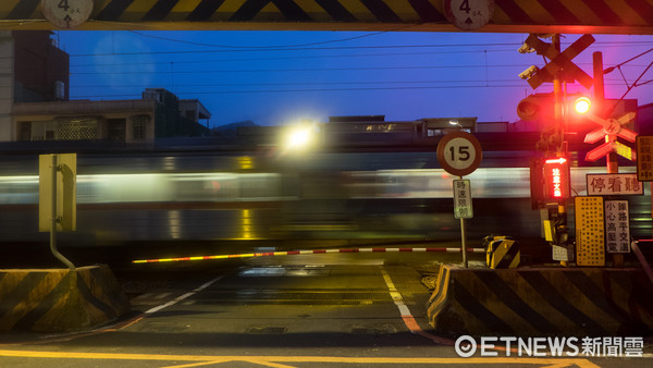 ▲台鐵,鐵路,鐵道,平交道,火車。（圖／記者徐文彬攝）。