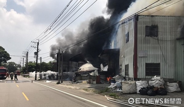 ▲消防人員前往灌救，防止火勢延燒。（圖／桃園市消防局提供）