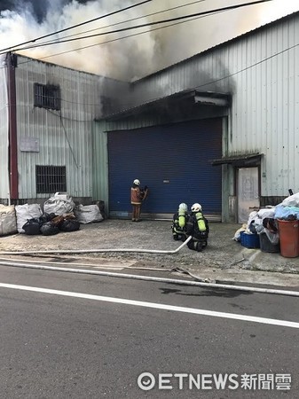 ▲部份工廠鐵門深鎖增加救災的困難。（圖／桃園市消防局提供）