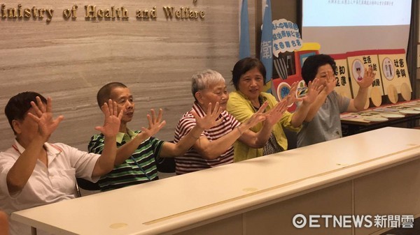 ▲僅數週沒上職能治療課 84歲奶奶失智從「輕度變中度」。(圖/記者嚴云岑攝)