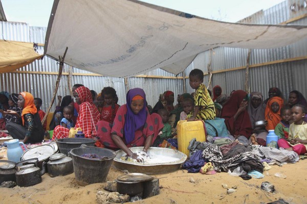 索馬利亞首都郊外一個難民營，聯合國秘書長今年3月至當地當地探視難民，並呼籲國際社會踴躍捐輸。（東方IC）