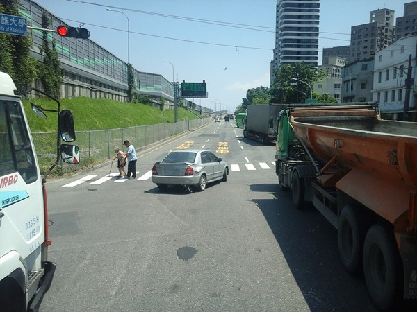 ▲▼ 卡車司機交流道「擋路口」下車扶阿婆過馬路　畫面美哭網友。（圖／翻攝「聯結車 大貨車 大客車 拉拉隊 運輸業 照片影片資訊分享團」臉書）