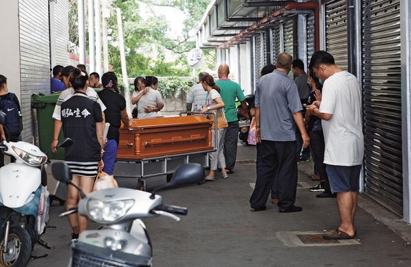 死者家屬在案發隔天赴殯儀館等待相驗結果，看到遺體仍忍不住抱頭痛哭，難以承受失去至親的痛。