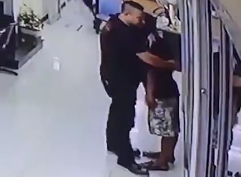 男子持刀闖警局，泰國警察的反應感動上萬網友。（圖／翻攝自Occupy Democrats粉專）