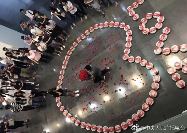 ▲▼ 南京一名男子用99份小龍蝦求婚。（圖／取自《中央人民廣播電台》微博）